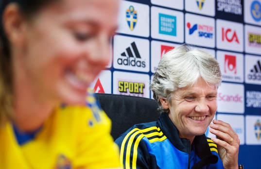 Lotta Schelin och förbundskapten Pia Sundhage skrattar