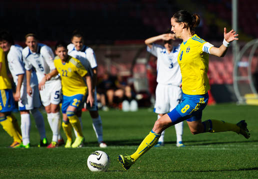 Sveriges Lotta Schelin skjuter 0-1 på straff