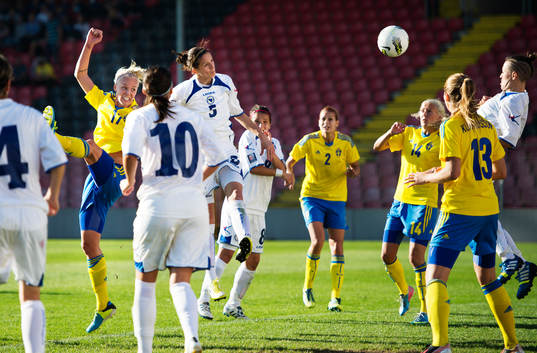 Sveriges Caroline Seger (v) nickar bollen på en hörna