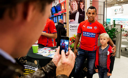 Alvaro Santos är spelare i Helsingborg och värvar folk