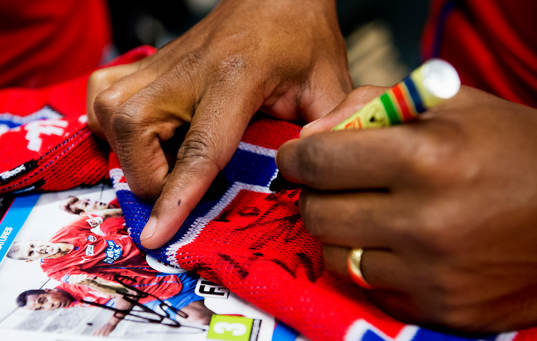 Alvaro Santos spelare i Helsingborg skriver en autograf och