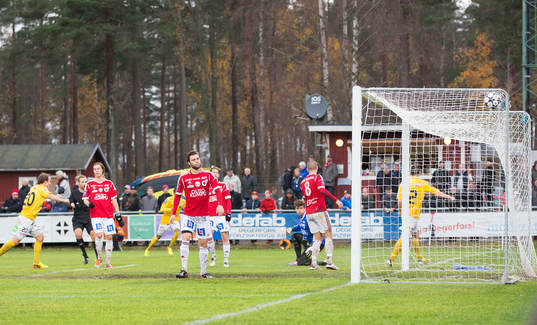 Degerfors målvakt August Strömberg släpper in