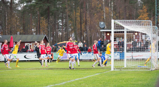 Degerfors målvakt August Strömberg släpper in