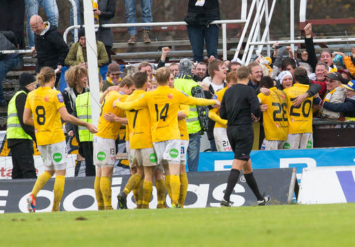 Falkenbergs Victor Sköld gör 0-2 och spelarna springer