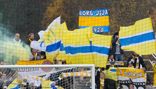 Falkenbergs supporter med fanor på läktaren