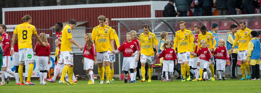 Falkenbergs spelare tågar in på planen
