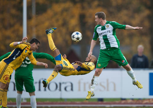 Ängelholms William Robert Warshav nickar in 2-0, medan