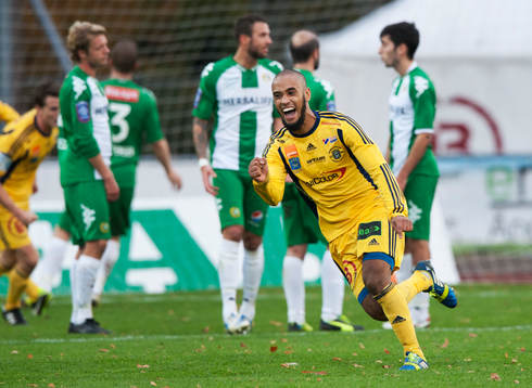 Ängelholms Junes Barny gör 3-2 på en underbar frispark