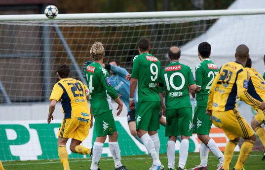 Ängelholms Junes Barny gör 3-2 på en underbar frispark i