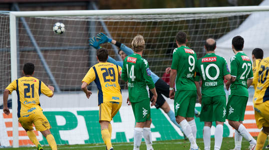Ängelholms Junes Barny gör 3-2 på en underbar frispark i