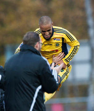 Ängelholms Junes Barny gör 3-2 på en underbar frispark