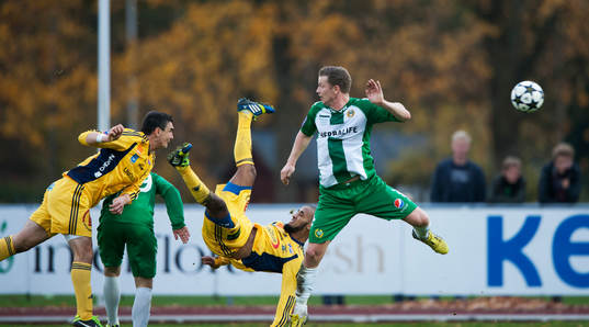 Ängelholms William Robert Warshaw gör 2-0 medan