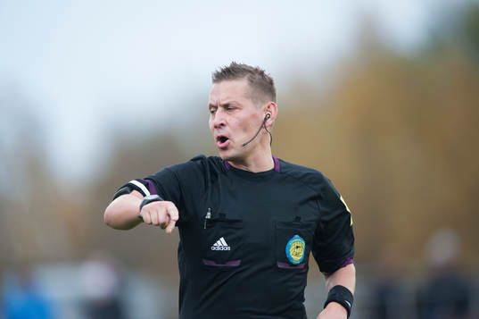 Domaren Magnus Ahlsén i matchen i Superettan mellan