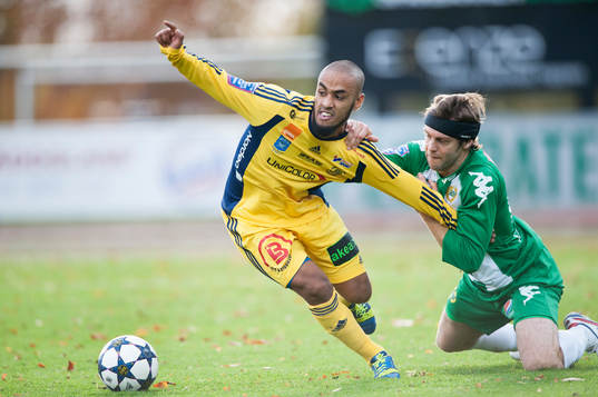 Ängelholms Junes Barny blir dragen i armen av Hammarbys