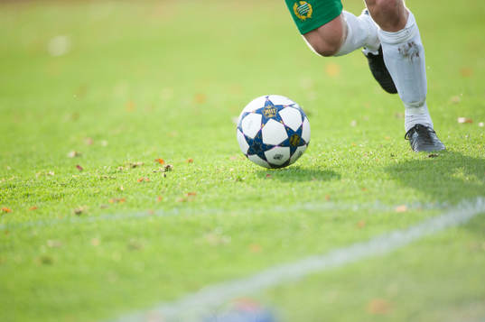 En Hammarby-spelare driver fram bollen i matchen i