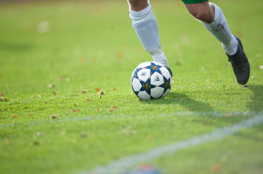 En Hammarby-spelare driver fram bollen i matchen i