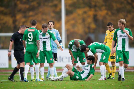 Hammarbys Max von Schlebrügge skadad i matchen i