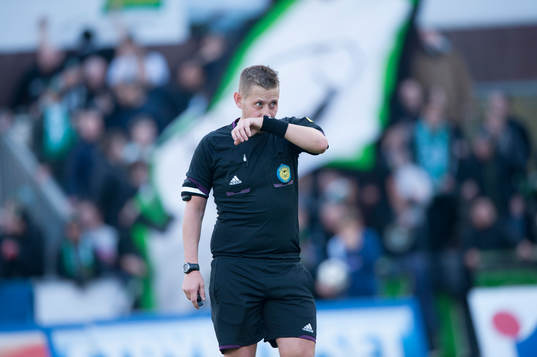 Domaren Magnus Ahlsén i matchen i Superettan mellan