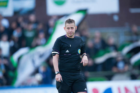 Domaren Magnus Ahlsén i matchen i Superettan mellan