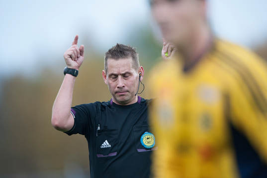 Domaren Magnus Ahlsén i matchen i Superettan mellan