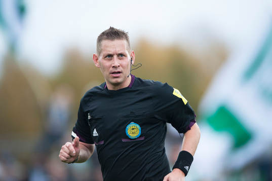 Domaren Magnus Ahlsén i matchen i Superettan mellan