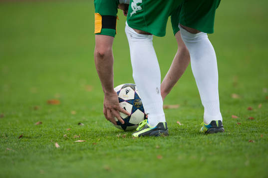 Bollen läggs tillrätta för frisparki matchen i