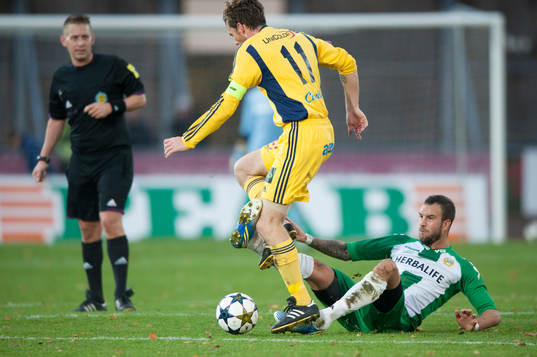 Hammarbys Andreas Haddad glidtacklar Ängelholms Björn