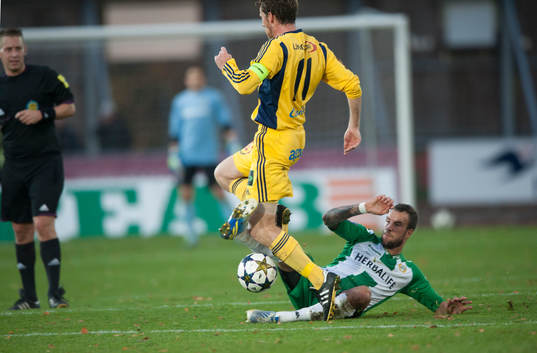 Hammarbys Andreas Haddad glidtacklar Ängelholms Björn
