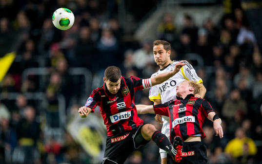 AIKs Niklas Backman nickar undan bollen för
