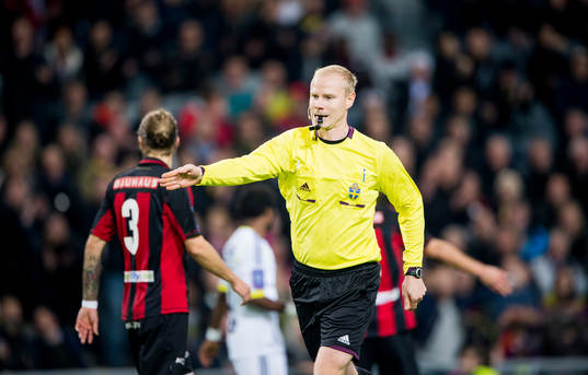 Fjärdedomare Björn Särnbrink byttes in i andra halvlek