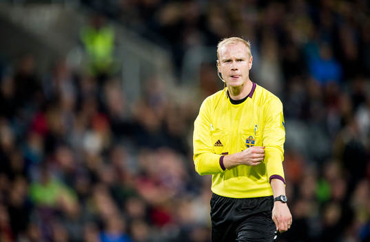 Fjärdedomare Björn Särnbrink byttes in i andra halvlek