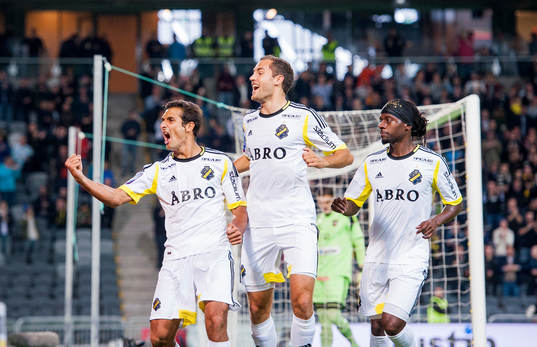 AIKs Celso Borges jublar tillsamman med Niklas Backman och