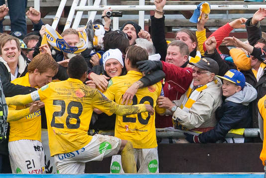 Falkenbergs Victor Sköld gör 0-2 och spelarna springer