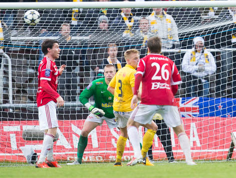 Falkenbergs målvakt Jesper Hansen fokuserar på bollen