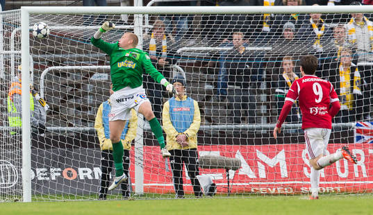 Falkenbergs målvakt Jesper Hansen ser bollen passera på