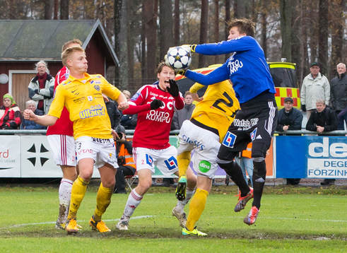 Degerfors målvakt August Strömberg fångar bollen