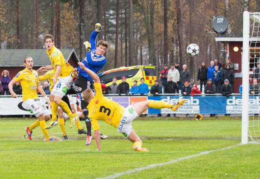 Degerfors målvakt August Strömberg ser bollen gå strax