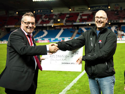 Helsingborg får check från fotbolsförbundet materialares