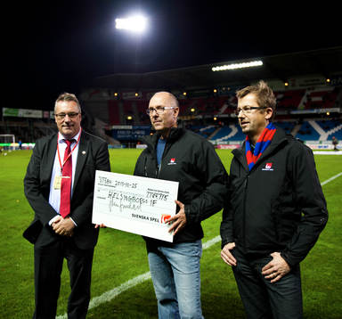 Helsingborg får check från fotbolsförbundet materialares
