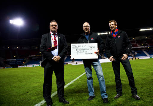 Helsingborg får check från fotbolsförbundet materialares