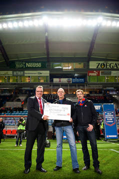 Helsingborg får check från fotbolsförbundet materialares