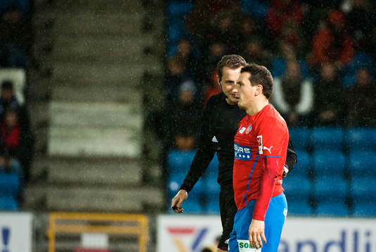 Helsingborgs Ardian Gashi och domare Andreas Ekberg