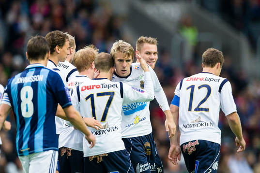 Gefles Johan Oremo gör 1-0 och gratuleras av lagkamrater