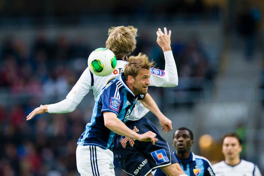 Djurgårdens Peter Nymann Mikkelsen i kamp om bollen med
