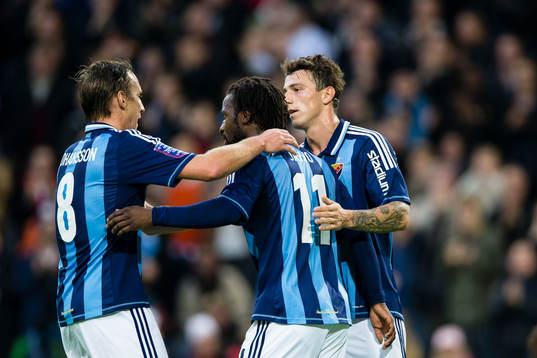 Djurgårdens Amadou Jawo gör 1-1 och gratuleras av Andreas