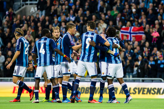 Djurgårdens Amadou Jawo kvitterar till 1-1 och gratuleras