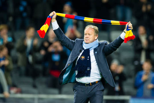 Djurgårdens tränare Per-Mathias Högmo avtackas och