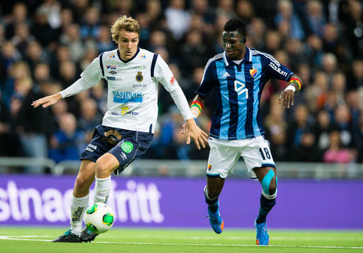 Gefles Johan Oremo i kamp om bollen med Djurgårdens Daniel