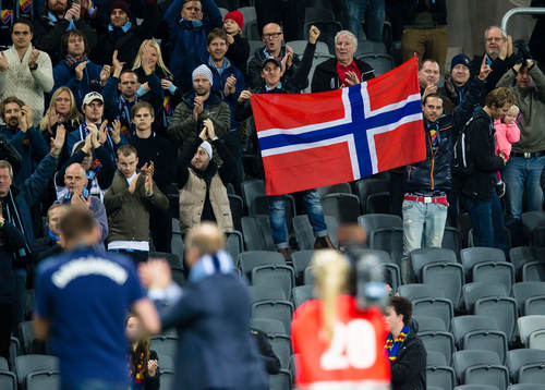 En Norsk flagga i publiken hålls upp när Djurgårdens