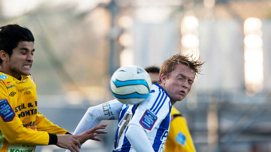Mjällbys Mahmut Özen och Göteborgs Sam Larsson i